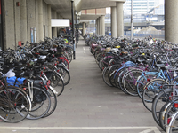 906773 Afbeelding van de onlangs opgeruimde fietsenrekken aan de oostzijde van het Stationsplein te Utrecht.